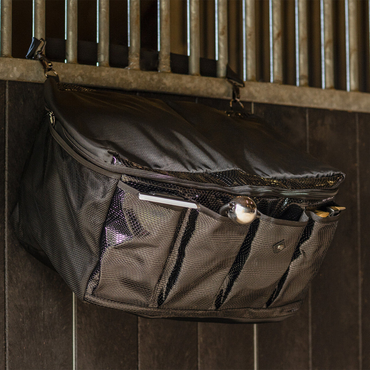 Accesorio ecuestre Bolsas de cuadra Stable storage box Croco QHP