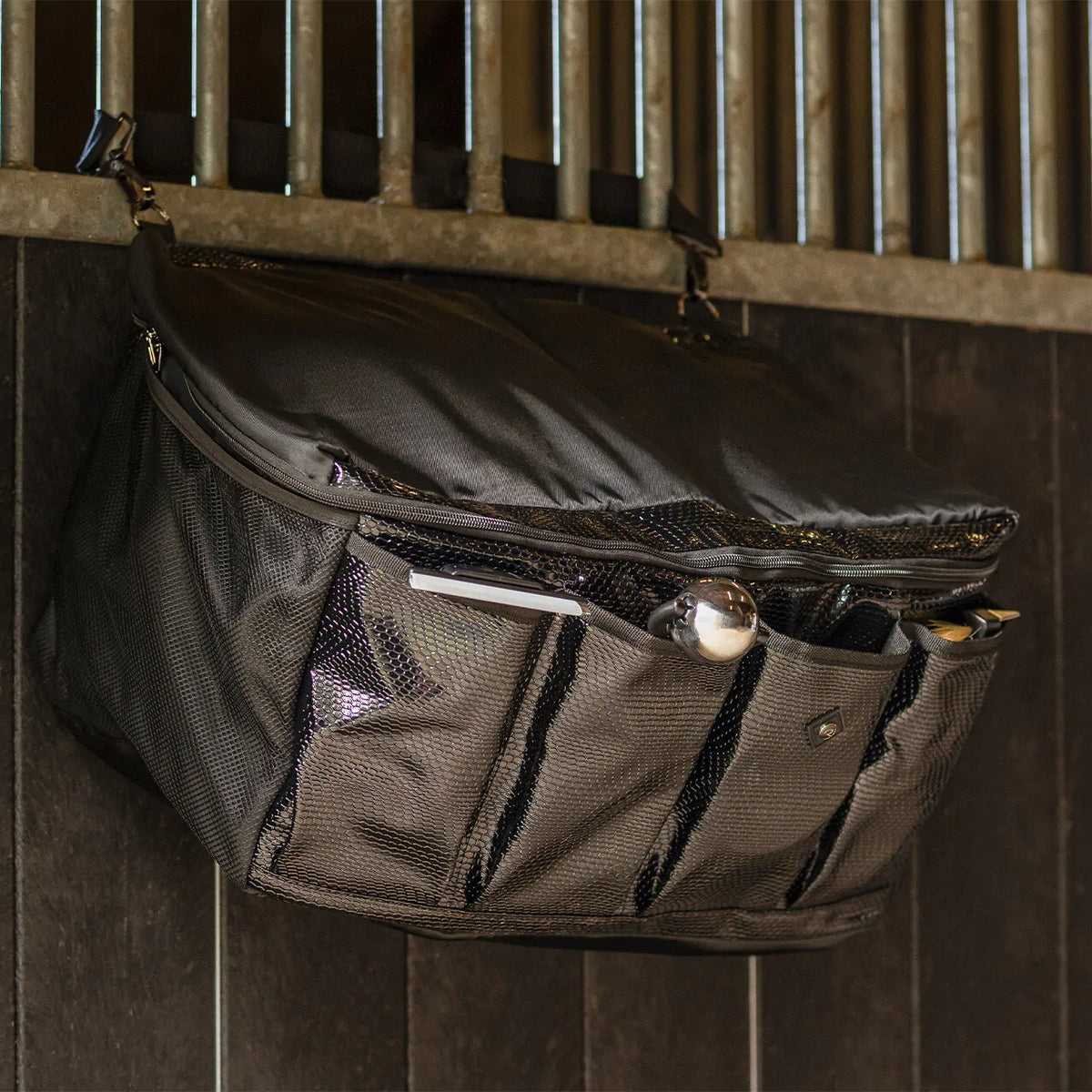 Accesorio ecuestre Bolsas de cuadra Stable storage box Croco QHP